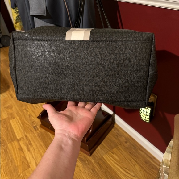 MICHAEL KORS TRAVEL LARGE TOP ZIP TOTE - Picture 2 of 14